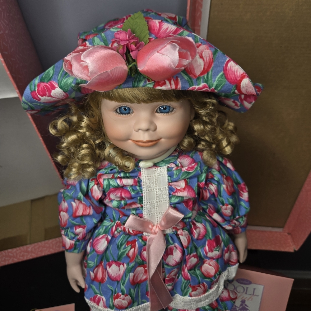 Vintage 1995 Bette Ball /Goebal MUSICAL PORCELAIN COLLECTOR'S DOLL